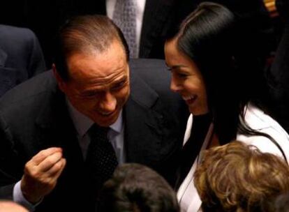 Berlusconi conversa con Mara Carfagna en el Parlamento el año pasado.