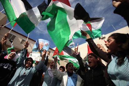 Estudiantes palestinos se preparan para recibir el l&iacute;der de la Autoridad Palestina, Mahmud Abbas, en Ramala. 