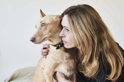 Celina con su perro Fred: "Sus ojos reflejaban esa tristeza profunda, fruto del abandono".