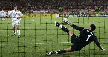 Dudek para un penalti a Shevchenko en la final de 'Champions' de 2005.