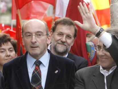 Juan Cruz Alli, a la izquierda, junto a Miguel Sanz en una manifestación de 2007. Detrás, Rajoy.