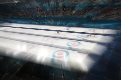 Kaitlyn Lawes e John Morris, do Canadá, lutam contra Jenny Perret e Martin Rios, de Suíça, pela medalha de ouro da categoria dupla mista de curling.