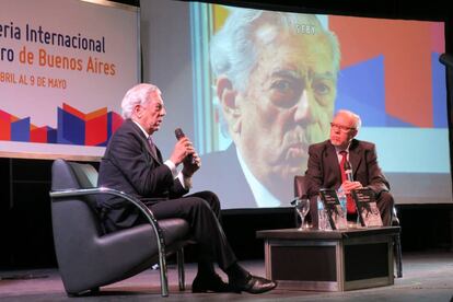 Mario Vargas Llosa presenta su novela 'Cinco Esquinas' en la Feria Internacional del Libro de Buenos Aires