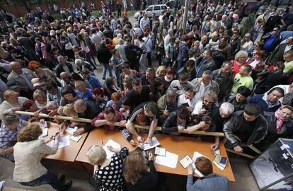 Votantes espera em uma fila na cidade de Mariupol para votar no referendo sobre o estatuto da região de Donetsk.