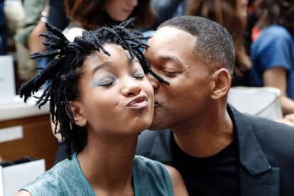 El actor Will Smith y su hija Willow Smith, en la primera fila del desfile de Chanel en París.