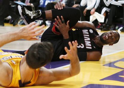 Dwyane Wade ríe junto a Steve Nash tras caerse al suelo los dos.