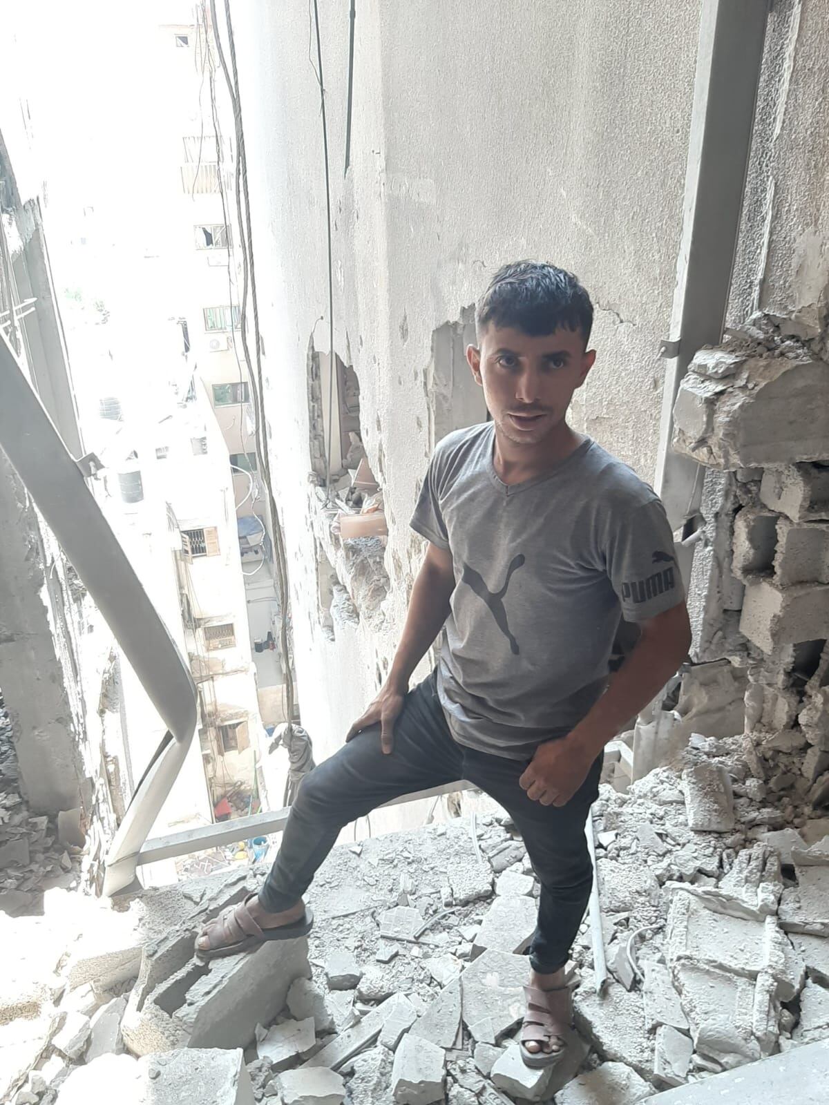 Saker al Rifi, entre los escombros de su casa bombardeada, el miércoles en Gaza.