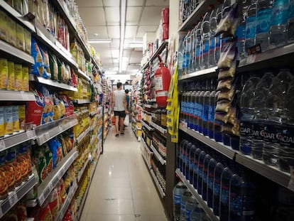 Argentinos hacen compras en un supermercado de Buenos Aires.