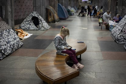 Tras los duros bombardeos que está sufriendo la ciudad de Járkov, en el noreste de Ucrania, muchos vecinos han decidido trasladarse a vivir a las estaciones del metro, espacios mucho más seguros que los bloques de viviendas.