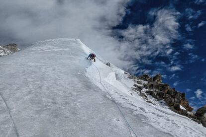 Simone Moro progresa sobre el hielo negro del Nanga Parbat.