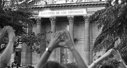 Una mujer hace el signo feminista en una manifestación a favor del aborto libre y gratuito durante el debate del Congreso el 4 de octubre de 1983.