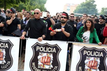 Protesta alternativa a la fiesta institucional de los Mossos d'Esquadra.