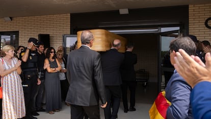 Familiares y amigos despiden el féretro del expresidente de Aragón Javier Lambán, fallecido este viernes.