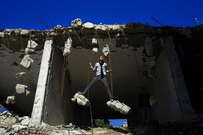Un joven juega en las ruinas de un edificio, destruido en la guerra entre Israel y Hamás en 2014, en Gaza.