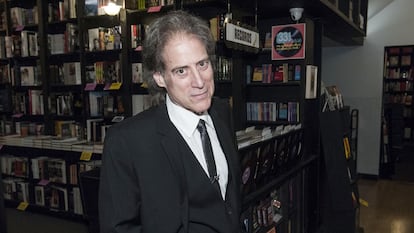 Richard Lewis, en la presentación de su novela en Los Ángeles en mayo de 2015.