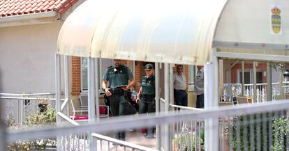 Agentes de la Guardia Civil salen de la residencia pasado el mediodía del miércoles.