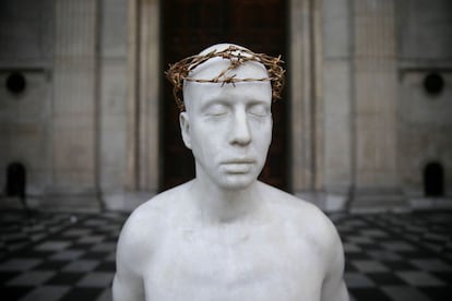 Una estatua de Jesucristo, creada por el artista británico Mark Wallinger y titulada 'Ecce Homo', vista desde las escalinatas de la Catedral de San Pablo de Londres (Inglaterra).
