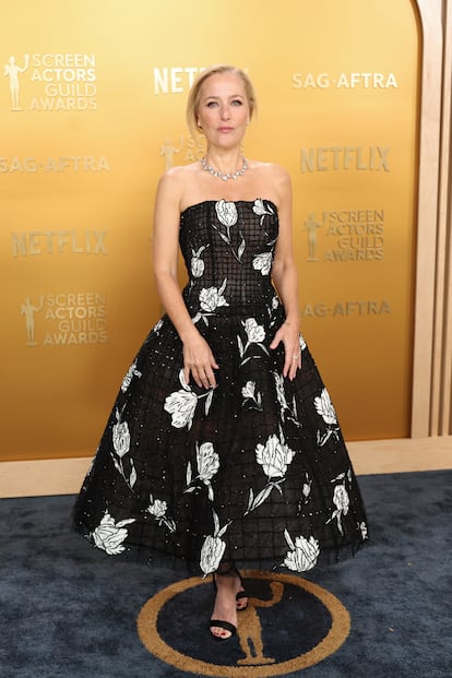 Gillian Anderson, con miriñaque y estampado floral, un diseño de la colección otoño-invierno 2025 de Carolina Herrera. Sus joyas, de Martin Katz.