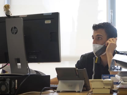 Un rastreador llama del servicio de salud pública de la Comunidad de Madrid, durante una jornada de trabajo.