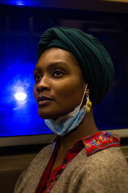 Shakeenah, diseñadora de moda de 27 años, vuelve a las 3 de la mañana a su casa, después de haber acudido a unas charlas literarias de mujeres musulmanas en Nueva York.