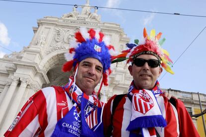 Seguidores del Atlético de Madrid animan a su equipo antes de la final de la UEFA Champions League entre el Atlético de Madrid y Real Madrid en Lisboa,