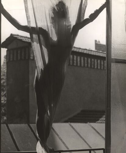 'Marguerite von Sivers sobre el tejado del estudio de Blumenfeld en el 9 de la calle Delambre'. París, 1937.