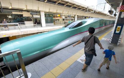Un tren de alta velocidad de Hitachi en Tokio, Japón