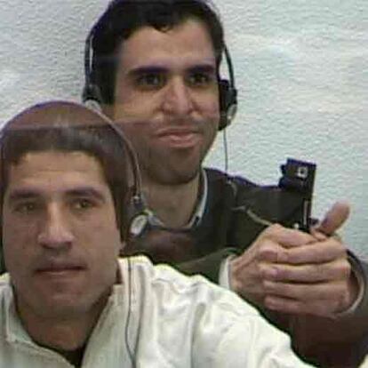 Abdelmajid Bouchar, en primer plano, y Jamal Zougam, durante el juicio.