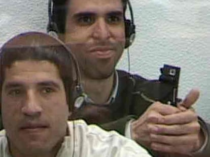 Abdelmajid Bouchar, en primer plano, y Jamal Zougam, durante el juicio.