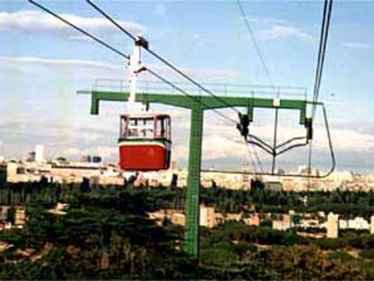 Una de las cabinas del Teleférico de Madrid sobrevuela la ciudad.