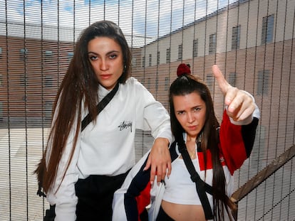 Ainhoa Vidal y Laura Campins, del grupo rapero Las Ninyas del Corro en el centro cultural Conde Duque de Madrid.