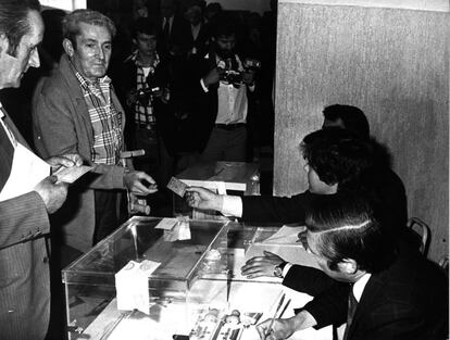 El candidato del Partido Comunista de España (PCE) y dirigente de Comisiones Obreras (CCOO), Marcelino Camacho, deposita su voto en un colegio electoral de Madrid.