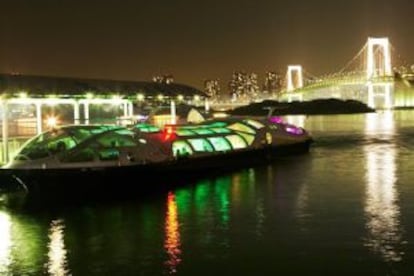 Jicoo Floating Bar es un restaurante flotante que navega por la bahía de Tokio.