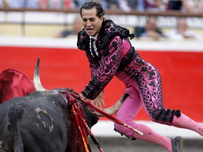 El sexto de la tarde cornea al diestro Iván Fandiño.