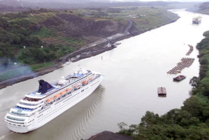 Un barco de pasajeros es remolcado por uno de los tramos del Canal de Panamá.