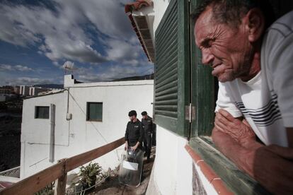 Un vecino del barrio del Cho Vito espera al desalojo.