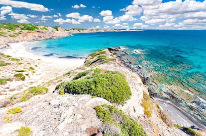 LA PLAYA CON LAS MEJORES VISTAS DEL NORTE DE MENORCA (Playa de Cala Presili, Menorca). Si alguien tuviese la amabilidad de preguntarme sobre cuál es la playa con las mejores vistas del norte de Menorca le diría, sin dudarlo, que esta. Y sobre si merece la pena caminar esos 600 metros para llegar hasta aquí… ¡pues claro! Cala Presili es una de esas perlas salvajes, vírgenes e impolutas de obligada visita. Cuando llegues caminando y veas la silueta del faro más bonito del mundo recortándose en el horizonte te parecerá que estás… ¡en otro mundo! Welcome to Menorca amigo mío. ¡Bienvenido al paraíso!