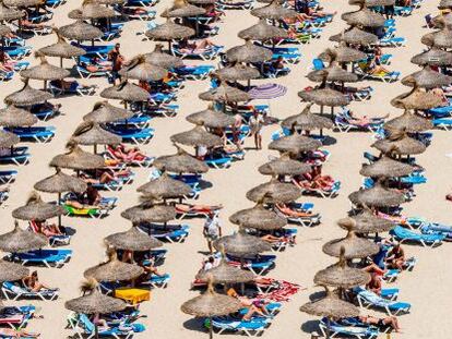 Turistas en la playa de Magaluf (Mallorca)