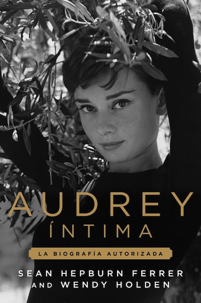 Portada de 'Audrey íntima', el libro escrito por Sean Hepburn Ferrer sobre su madre, la actriz Audrey Hepburn (Planeta, 2026).