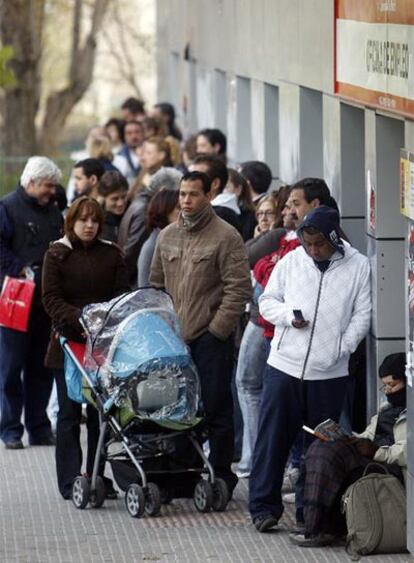 La crisis ha poblado de colas las inmediaciones de las oficinas de empleo.