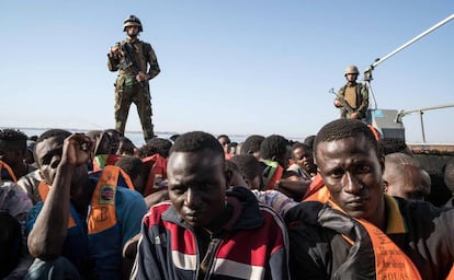 Guardacostas libios rescatan este martes a 147 migrantes frente a Zawiya.