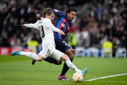 Luka Modric lanza a puerta frente a Jules Kounde durante la semifinal de la Copa del Rey