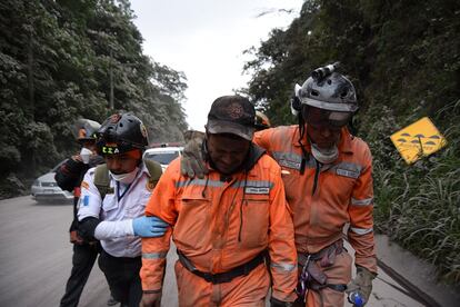 Un bomber voluntari plora després d'abandonar el poble d'El Rodeo, al departament d'Escuintla, el 3 de juny.