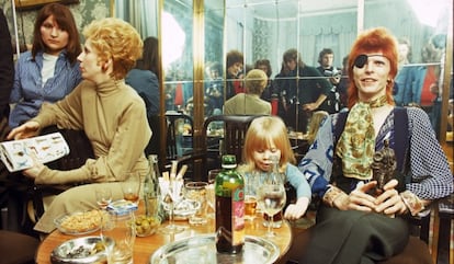 Angie y David Bowie, con su hijo Duncan, en una rueda de prensa en Ámsterdam en 1974.