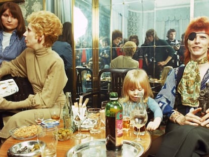 Angie y David Bowie, con su hijo Duncan, en una rueda de prensa en Ámsterdam en 1974.