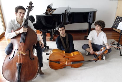 El contrabajista Guillermo Sánchez, el violonchelista Pablo Ferrández y el violinista Lucas Bienzobas en la escuela Reina Sofía.