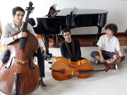 El contrabajista Guillermo Sánchez, el violonchelista Pablo Ferrández y el violinista Lucas Bienzobas en la escuela Reina Sofía.