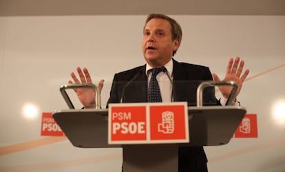 Antonio Miguel Carmona during a press conference at Madrid Socialist Party headquarters.