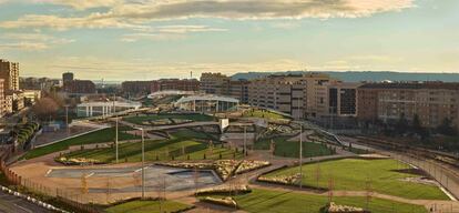 Vista general de la Estación Intermodal y el Parque de Felipe VI en Logroño, del estudio AS+, de Iñaki Ábalos y Renata Sentkiewicz. |