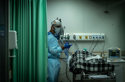 Profissional atende um paciente de covid-19 no Hospital Municipal Tide Setúbal. Unidade, que é referência na zona leste, tem 41 leitos de UTI para quem luta contra o novo coronavírus.
